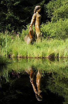 Statue Frau Holle am Holle-Teich